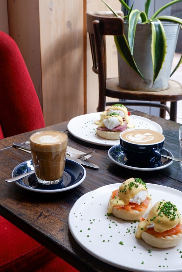 Plato de brunch con ingredientes frescos