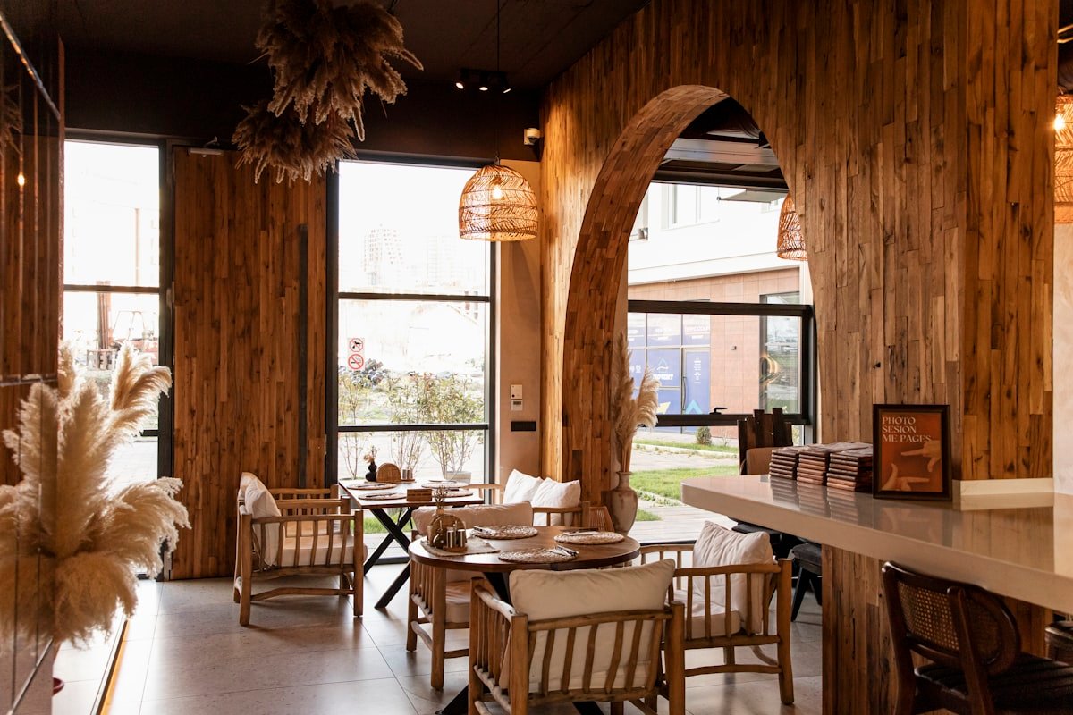 Interior acogedor de una cafeteria con luz calida y ambiente tranquilo